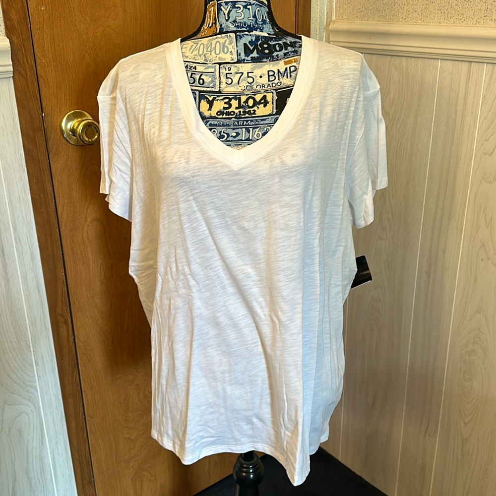 Torrid Classic Fit Heritage Slub V-Neck Tee. Size 00X. NWT